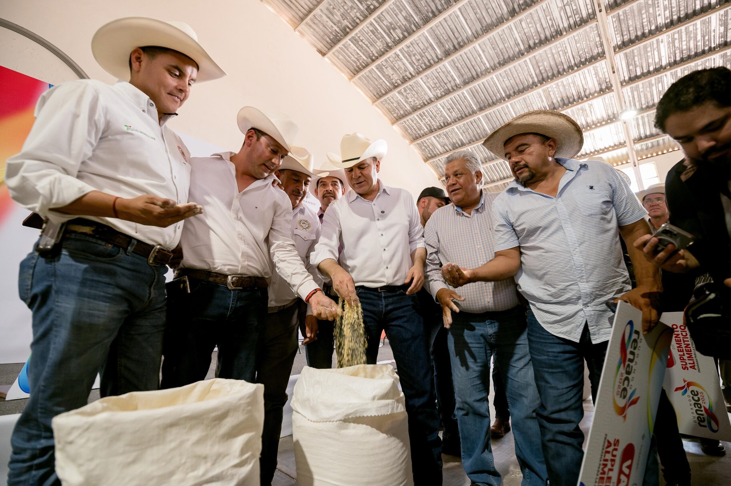 Esteban inicia en Nuevo Ideal entrega de suplemento alimenticio para el ganado, con el objetivo de mitigar los efectos de la sequía